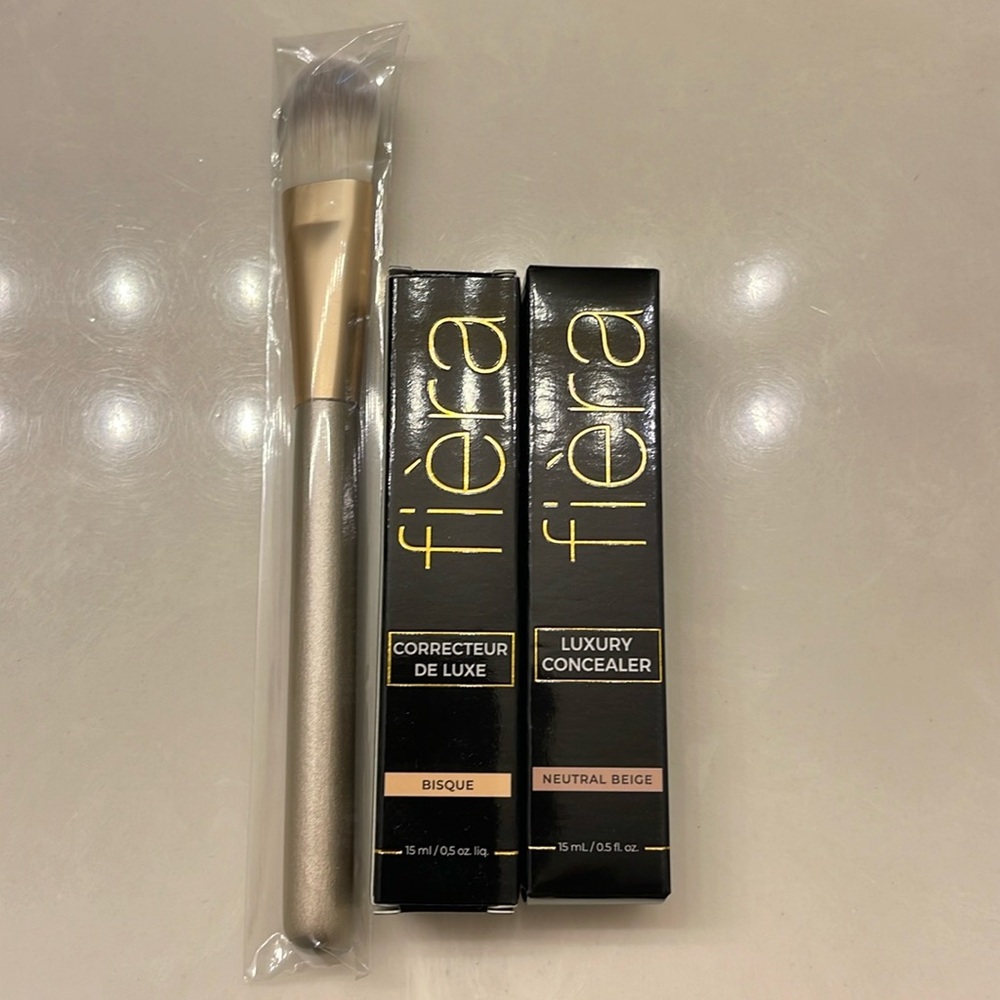 Brand new unopened set of concealer and brush